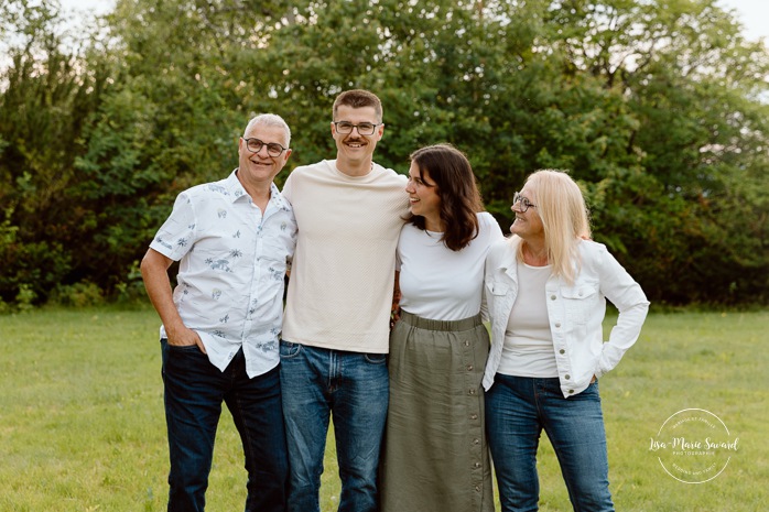 Family photos with adult children. Extended family photos. Photos de famille avec enfants adultes à Montréal. Montreal family photos with adult children. Photographe de famille élargie à Montréal. Montreal extended family photographer.