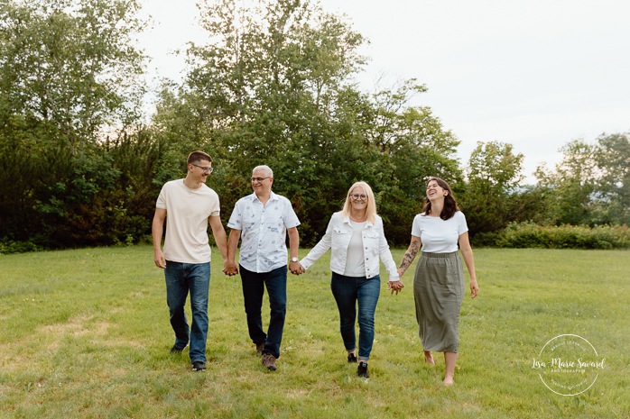 Family photos with adult children. Extended family photos. Photos de famille avec enfants adultes à Montréal. Montreal family photos with adult children. Photographe de famille élargie à Montréal. Montreal extended family photographer.