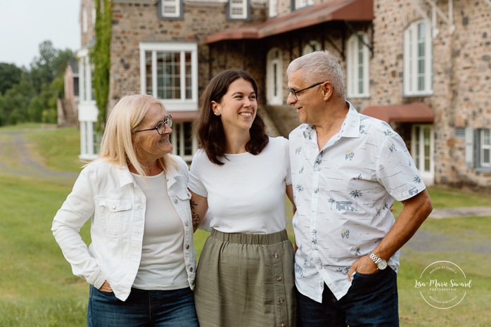 Family photos with adult children. Extended family photos. Photos de famille avec enfants adultes à Montréal. Montreal family photos with adult children. Photographe de famille élargie à Montréal. Montreal extended family photographer.