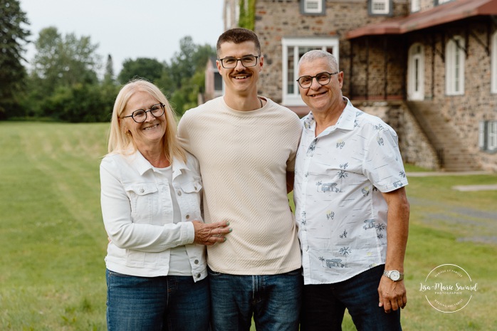 Family photos with adult children. Extended family photos. Photos de famille avec enfants adultes à Montréal. Montreal family photos with adult children. Photographe de famille élargie à Montréal. Montreal extended family photographer.