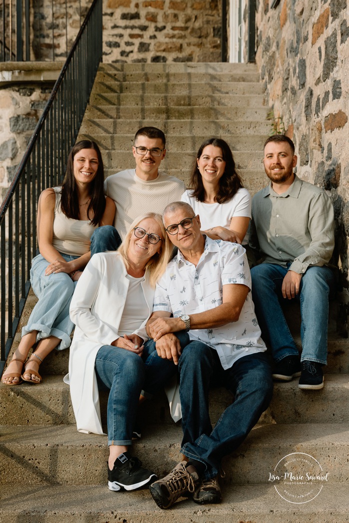 Family photos with adult children. Extended family photos. Photos de famille avec enfants adultes à Montréal. Montreal family photos with adult children. Photographe de famille élargie à Montréal. Montreal extended family photographer.