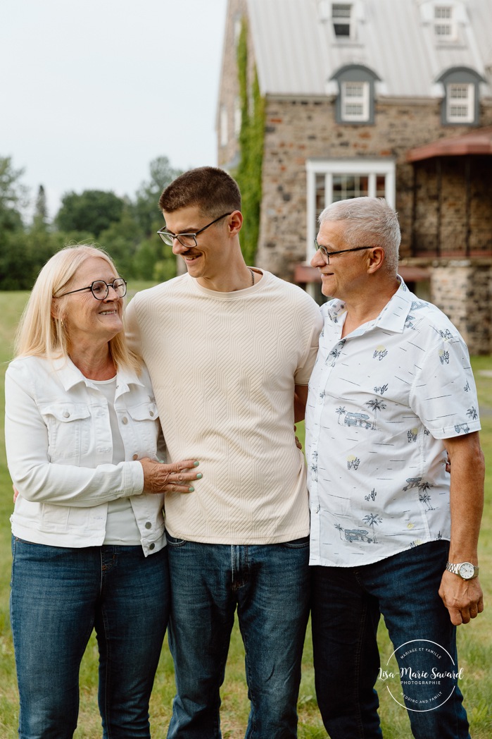 Family photos with adult children. Extended family photos. Photos de famille avec enfants adultes à Montréal. Montreal family photos with adult children. Photographe de famille élargie à Montréal. Montreal extended family photographer.
