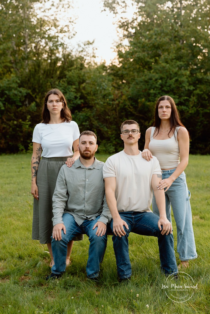 Family photos with adult children. Extended family photos. Photos de famille avec enfants adultes à Montréal. Montreal family photos with adult children. Photographe de famille élargie à Montréal. Montreal extended family photographer.