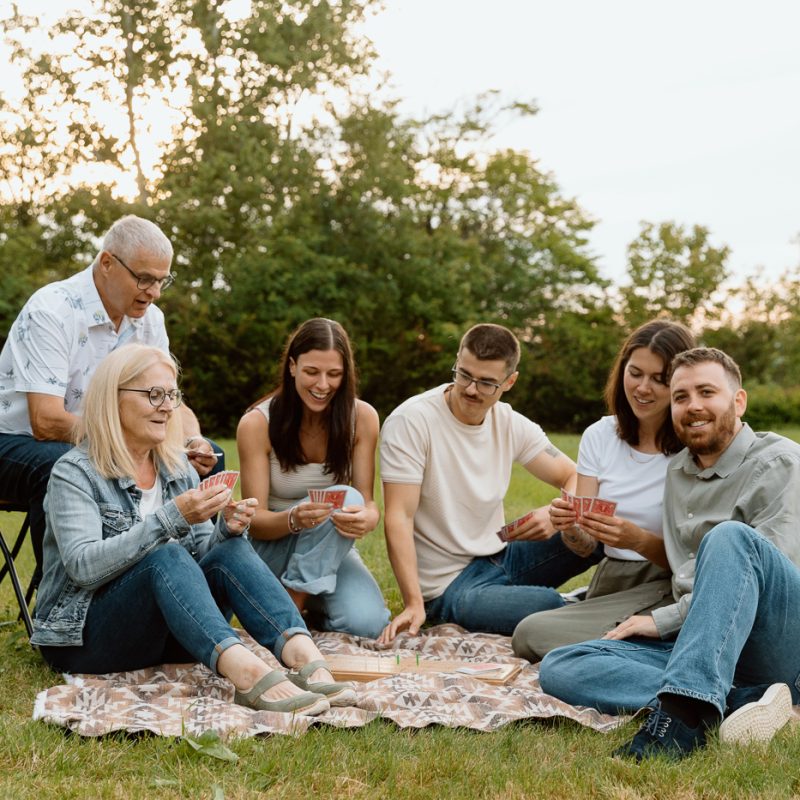 Family photos with adult children. Extended family photos. Photos de famille avec enfants adultes à Montréal. Montreal family photos with adult children. Photographe de famille élargie à Montréal. Montreal extended family photographer.