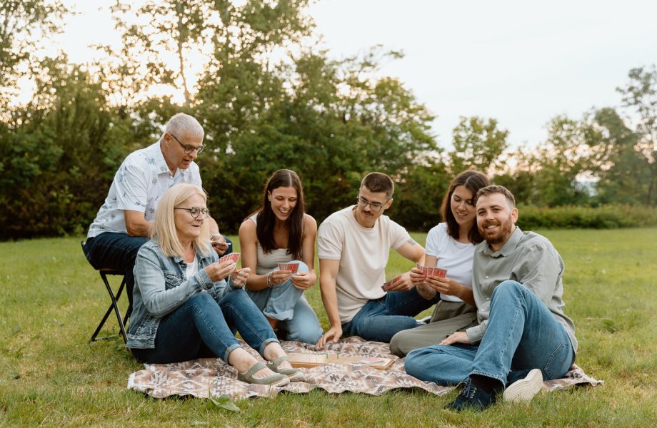 Family photos with adult children. Extended family photos. Photos de famille avec enfants adultes à Montréal. Montreal family photos with adult children. Photographe de famille élargie à Montréal. Montreal extended family photographer.