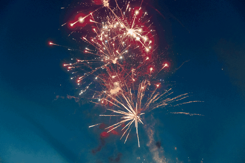 Wedding fireworks photos. Mariage au bord du Lac-Saint-Jean. Auberge des Îles. Photographe mariage Saguenay-Lac-Saint-Jean
