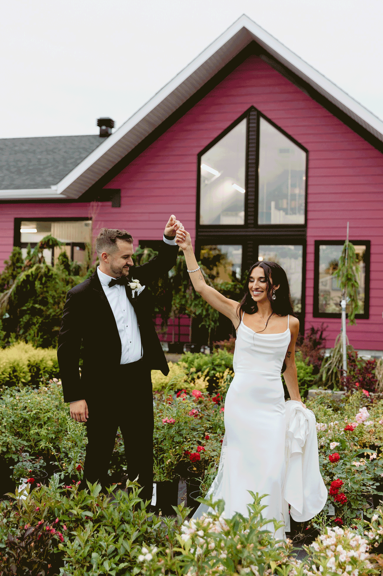 Greenhouse wedding photos. Plant nursery wedding photos. Pépinière Boréalis. Mariage à l'hôtel Delta Saguenay. Mariage à Jonquière. Photographe mariage Saguenay-Lac-Saint-Jean.
