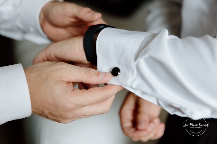 Groom getting ready with groomsmen in hotel room. Mariage à l'hôtel Delta Saguenay. Photographe mariage Saguenay-Lac-Saint-Jean