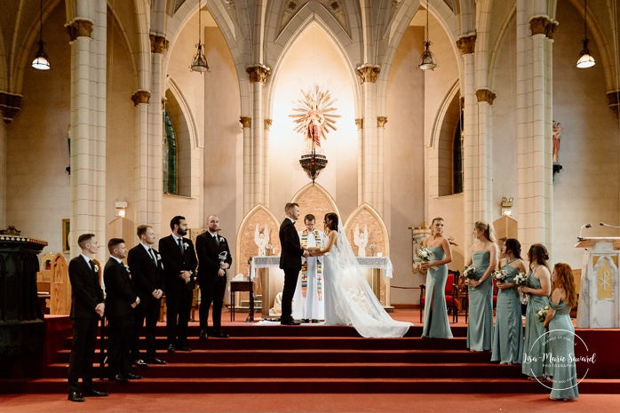 Wedding photos inside dark church. Catholic wedding photos. Église Sacré-Coeur de Chicoutimi. Mariage à Chicoutimi. Photographe mariage Saguenay-Lac-Saint-Jean.