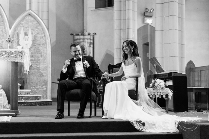 Wedding photos inside dark church. Catholic wedding photos. Église Sacré-Coeur de Chicoutimi. Mariage à Chicoutimi. Photographe mariage Saguenay-Lac-Saint-Jean.