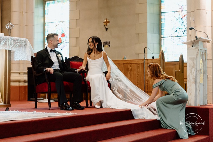 Wedding photos inside dark church. Catholic wedding photos. Église Sacré-Coeur de Chicoutimi. Mariage à Chicoutimi. Photographe mariage Saguenay-Lac-Saint-Jean.