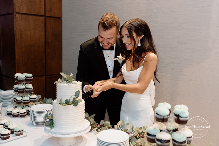 Wedding cake cutting photos. Mariage à l'hôtel Delta Saguenay. Mariage à Jonquière. Photographe mariage Saguenay-Lac-Saint-Jean.