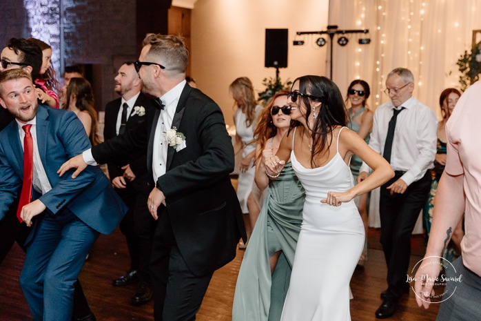 Wedding groomsmen dance. Mariage à l'hôtel Delta Saguenay. Mariage à Jonquière. Photographe mariage Saguenay-Lac-Saint-Jean.