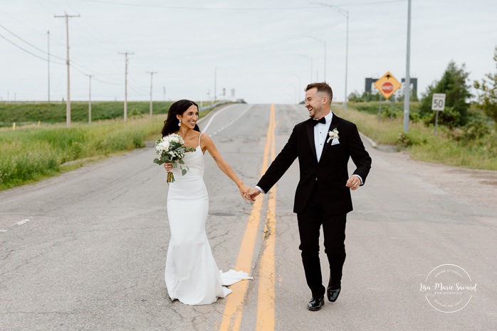 Street wedding photos. Urban wedding photos. Pépinière Boréalis. Mariage à l'hôtel Delta Saguenay. Mariage à Jonquière. Photographe mariage Saguenay-Lac-Saint-Jean.
