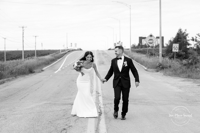 Street wedding photos. Urban wedding photos. Pépinière Boréalis. Mariage à l'hôtel Delta Saguenay. Mariage à Jonquière. Photographe mariage Saguenay-Lac-Saint-Jean.