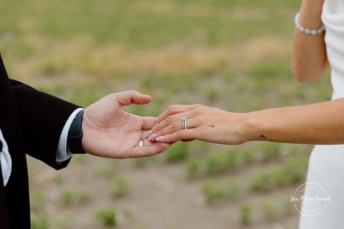 Field wedding photos. Countryside wedding photos. Romantic wedding photos. Pépinière Boréalis. Mariage à l'hôtel Delta Saguenay. Mariage à Jonquière. Photographe mariage Saguenay-Lac-Saint-Jean.