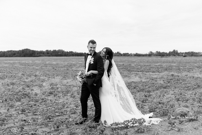 Field wedding photos. Countryside wedding photos. Romantic wedding photos. Pépinière Boréalis. Mariage à l'hôtel Delta Saguenay. Mariage à Jonquière. Photographe mariage Saguenay-Lac-Saint-Jean.