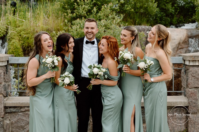 Outdoor bridal party photos. Wedding photos in urban park. Parc du Bassin Chicoutimi. Petite Maison Blanche Saguenay. Mariage à Chicoutimi. Photographe mariage Saguenay-Lac-Saint-Jean.