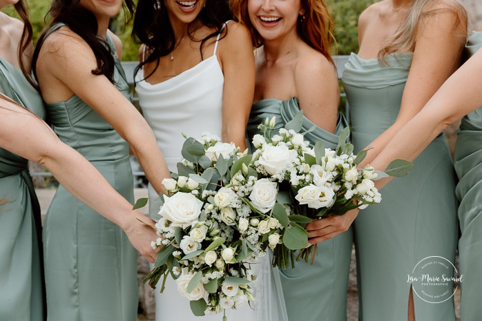 Outdoor bridal party photos. Wedding photos in urban park. Parc du Bassin Chicoutimi. Petite Maison Blanche Saguenay. Mariage à Chicoutimi. Photographe mariage Saguenay-Lac-Saint-Jean.