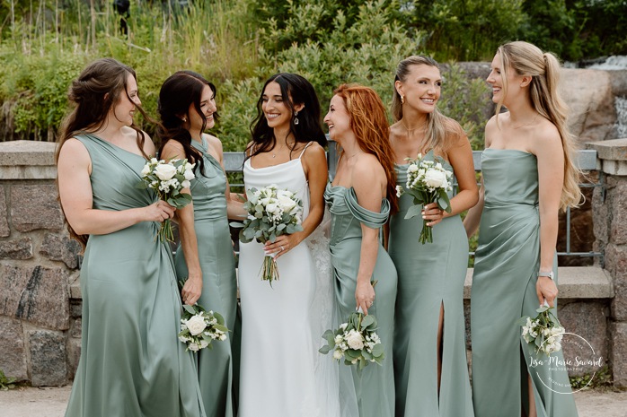Outdoor bridal party photos. Wedding photos in urban park. Parc du Bassin Chicoutimi. Petite Maison Blanche Saguenay. Mariage à Chicoutimi. Photographe mariage Saguenay-Lac-Saint-Jean.