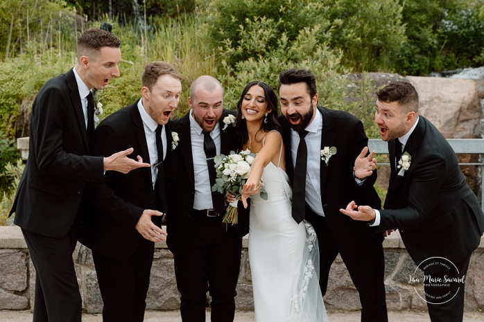 Outdoor bridal party photos. Wedding photos in urban park. Parc du Bassin Chicoutimi. Petite Maison Blanche Saguenay. Mariage à Chicoutimi. Photographe mariage Saguenay-Lac-Saint-Jean.