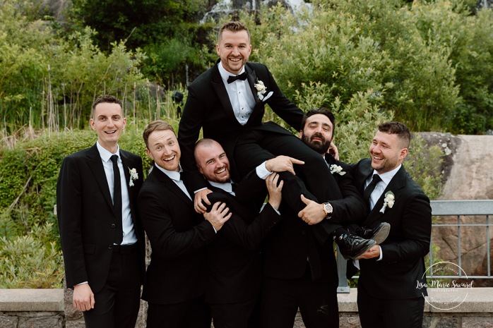 Outdoor bridal party photos. Wedding photos in urban park. Parc du Bassin Chicoutimi. Petite Maison Blanche Saguenay. Mariage à Chicoutimi. Photographe mariage Saguenay-Lac-Saint-Jean.