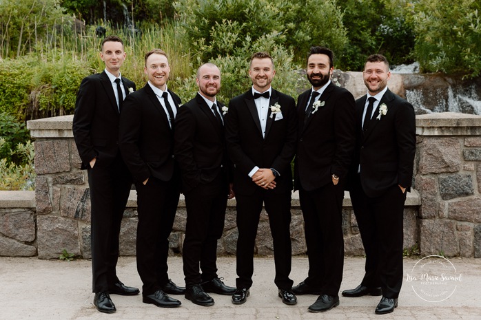 Outdoor bridal party photos. Wedding photos in urban park. Parc du Bassin Chicoutimi. Petite Maison Blanche Saguenay. Mariage à Chicoutimi. Photographe mariage Saguenay-Lac-Saint-Jean.