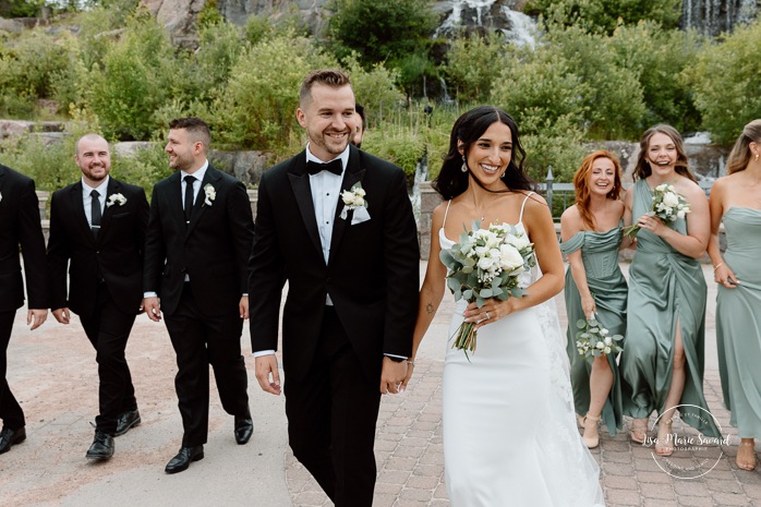 Outdoor bridal party photos. Wedding photos in urban park. Parc du Bassin Chicoutimi. Petite Maison Blanche Saguenay. Mariage à Chicoutimi. Photographe mariage Saguenay-Lac-Saint-Jean.