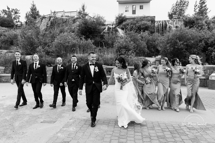 Outdoor bridal party photos. Wedding photos in urban park. Parc du Bassin Chicoutimi. Petite Maison Blanche Saguenay. Mariage à Chicoutimi. Photographe mariage Saguenay-Lac-Saint-Jean.
