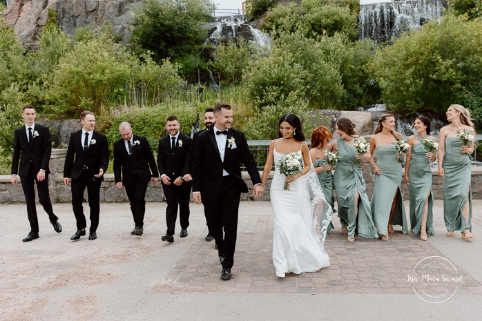 Outdoor bridal party photos. Wedding photos in urban park. Parc du Bassin Chicoutimi. Petite Maison Blanche Saguenay. Mariage à Chicoutimi. Photographe mariage Saguenay-Lac-Saint-Jean.