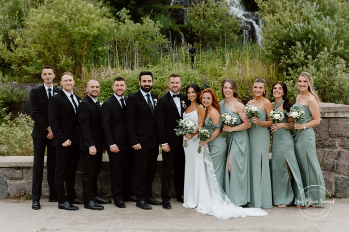 Outdoor bridal party photos. Wedding photos in urban park. Parc du Bassin Chicoutimi. Petite Maison Blanche Saguenay. Mariage à Chicoutimi. Photographe mariage Saguenay-Lac-Saint-Jean.