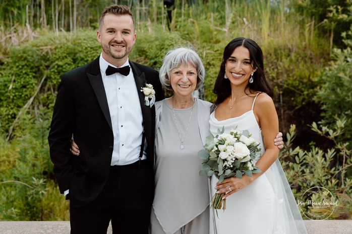 Outdoor wedding family photos. Wedding family photos in urban park. Parc du Bassin Chicoutimi. Petite Maison Blanche Saguenay. Mariage à Chicoutimi. Photographe mariage Saguenay-Lac-Saint-Jean.