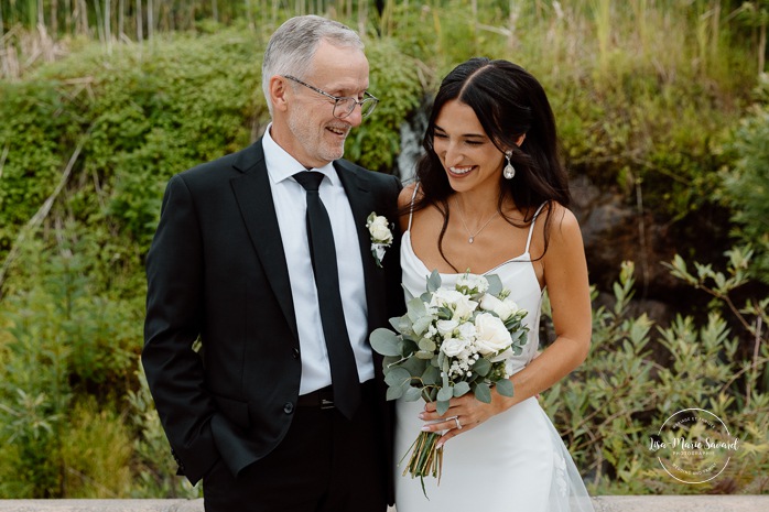 Outdoor wedding family photos. Wedding family photos in urban park. Parc du Bassin Chicoutimi. Petite Maison Blanche Saguenay. Mariage à Chicoutimi. Photographe mariage Saguenay-Lac-Saint-Jean.