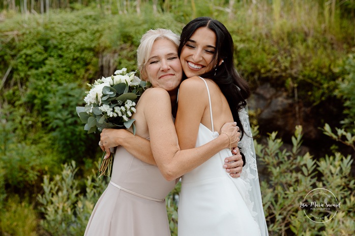 Outdoor wedding family photos. Wedding family photos in urban park. Parc du Bassin Chicoutimi. Petite Maison Blanche Saguenay. Mariage à Chicoutimi. Photographe mariage Saguenay-Lac-Saint-Jean.