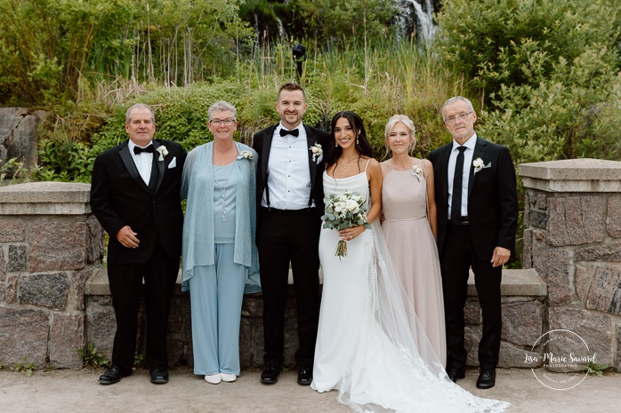 Outdoor wedding family photos. Wedding family photos in urban park. Parc du Bassin Chicoutimi. Petite Maison Blanche Saguenay. Mariage à Chicoutimi. Photographe mariage Saguenay-Lac-Saint-Jean.