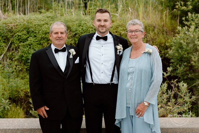 Outdoor wedding family photos. Wedding family photos in urban park. Parc du Bassin Chicoutimi. Petite Maison Blanche Saguenay. Mariage à Chicoutimi. Photographe mariage Saguenay-Lac-Saint-Jean.