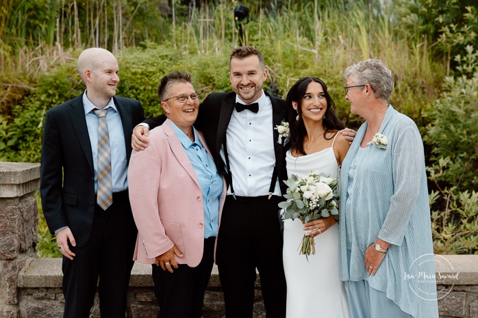 Outdoor wedding family photos. Wedding family photos in urban park. Parc du Bassin Chicoutimi. Petite Maison Blanche Saguenay. Mariage à Chicoutimi. Photographe mariage Saguenay-Lac-Saint-Jean.