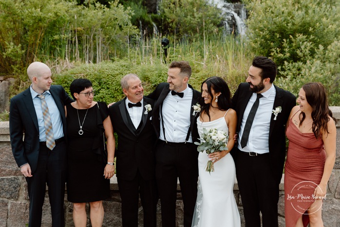Outdoor wedding family photos. Wedding family photos in urban park. Parc du Bassin Chicoutimi. Petite Maison Blanche Saguenay. Mariage à Chicoutimi. Photographe mariage Saguenay-Lac-Saint-Jean.