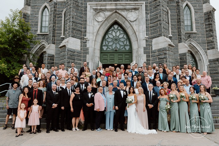 Wedding photos inside dark church. Catholic wedding photos. Église Sacré-Coeur de Chicoutimi. Mariage à Chicoutimi. Photographe mariage Saguenay-Lac-Saint-Jean.