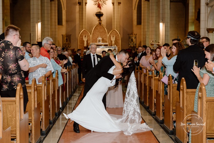 Wedding photos inside dark church. Catholic wedding photos. Église Sacré-Coeur de Chicoutimi. Mariage à Chicoutimi. Photographe mariage Saguenay-Lac-Saint-Jean.