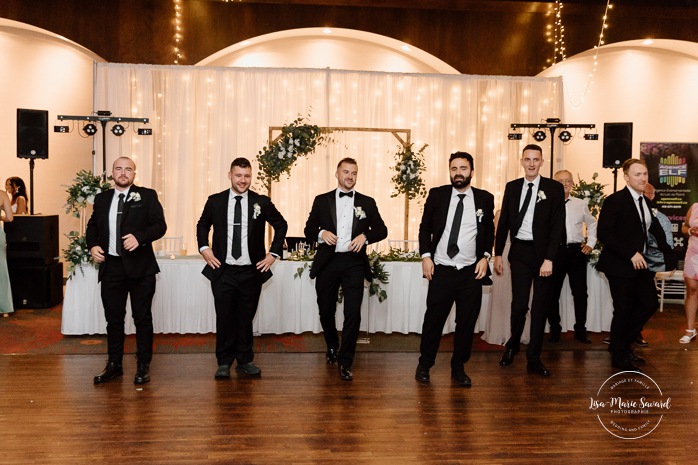 Wedding groomsmen dance. Mariage à l'hôtel Delta Saguenay. Mariage à Jonquière. Photographe mariage Saguenay-Lac-Saint-Jean.