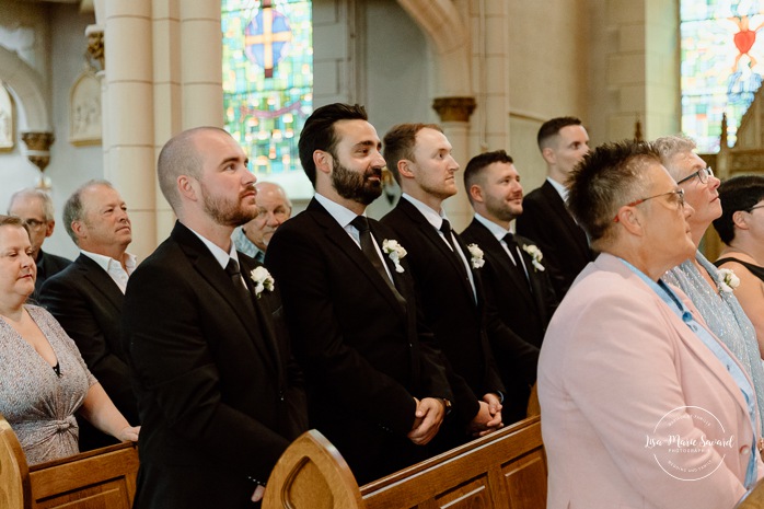 Wedding photos inside dark church. Catholic wedding photos. Église Sacré-Coeur de Chicoutimi. Mariage à Chicoutimi. Photographe mariage Saguenay-Lac-Saint-Jean.