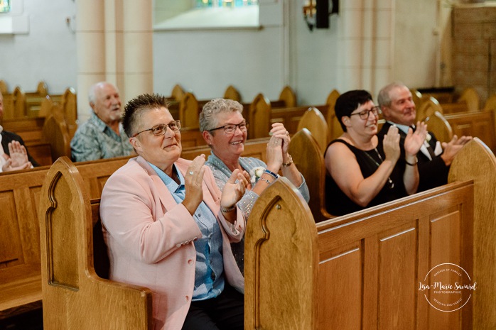 Wedding photos inside dark church. Catholic wedding photos. Église Sacré-Coeur de Chicoutimi. Mariage à Chicoutimi. Photographe mariage Saguenay-Lac-Saint-Jean.