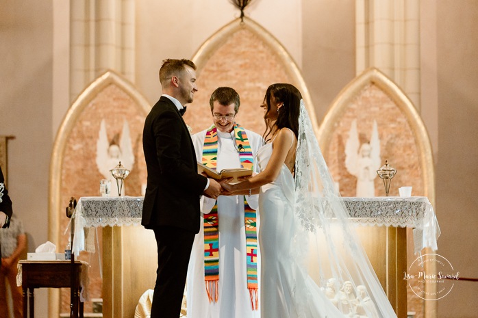 Wedding photos inside dark church. Catholic wedding photos. Église Sacré-Coeur de Chicoutimi. Mariage à Chicoutimi. Photographe mariage Saguenay-Lac-Saint-Jean.
