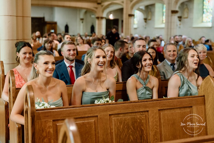 Wedding photos inside dark church. Catholic wedding photos. Église Sacré-Coeur de Chicoutimi. Mariage à Chicoutimi. Photographe mariage Saguenay-Lac-Saint-Jean.