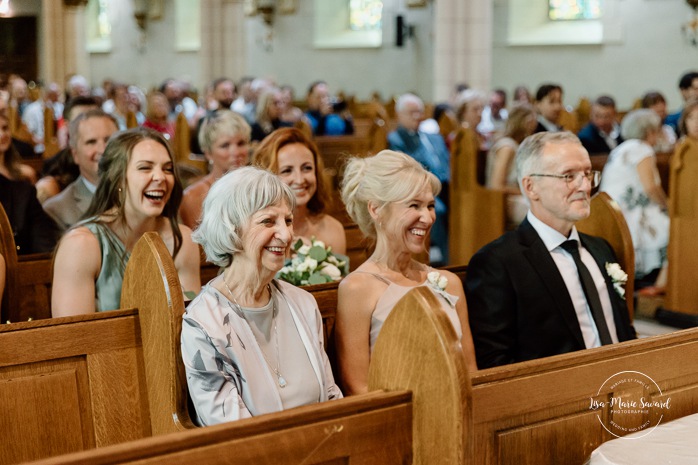 Wedding photos inside dark church. Catholic wedding photos. Église Sacré-Coeur de Chicoutimi. Mariage à Chicoutimi. Photographe mariage Saguenay-Lac-Saint-Jean.