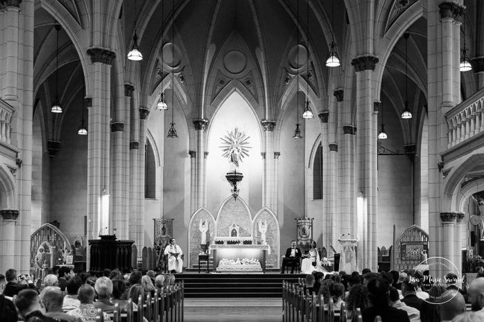 Wedding photos inside dark church. Catholic wedding photos. Église Sacré-Coeur de Chicoutimi. Mariage à Chicoutimi. Photographe mariage Saguenay-Lac-Saint-Jean.