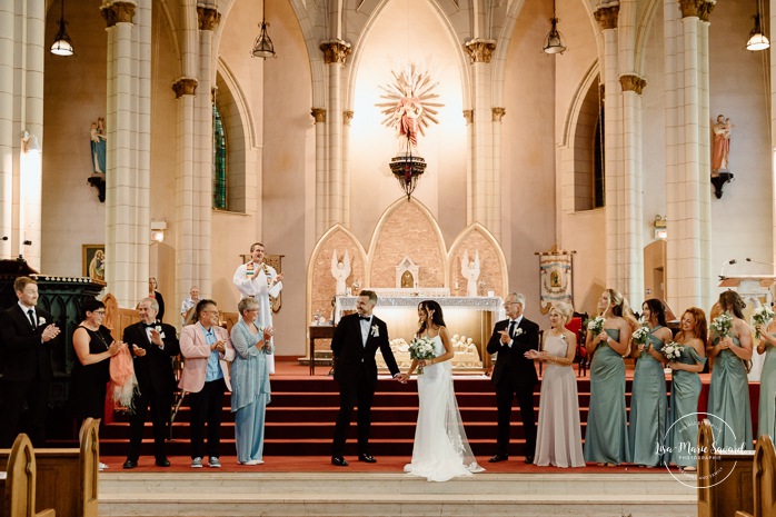Wedding photos inside dark church. Catholic wedding photos. Église Sacré-Coeur de Chicoutimi. Mariage à Chicoutimi. Photographe mariage Saguenay-Lac-Saint-Jean.