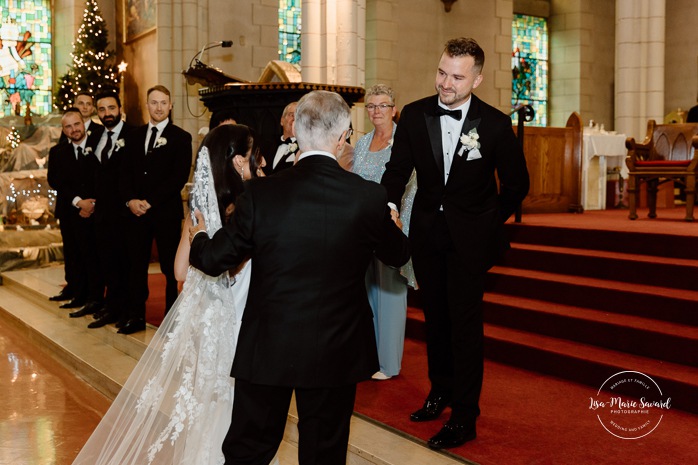 Wedding photos inside dark church. Catholic wedding photos. Église Sacré-Coeur de Chicoutimi. Mariage à Chicoutimi. Photographe mariage Saguenay-Lac-Saint-Jean.