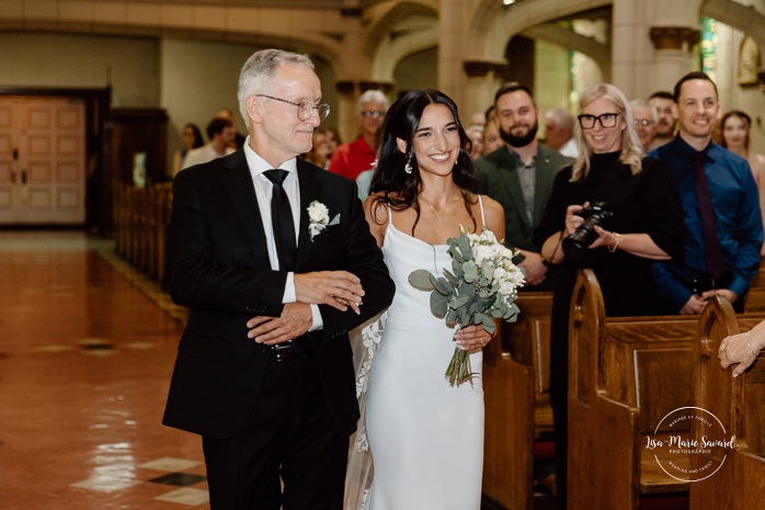 Wedding photos inside dark church. Catholic wedding photos. Église Sacré-Coeur de Chicoutimi. Mariage à Chicoutimi. Photographe mariage Saguenay-Lac-Saint-Jean.
